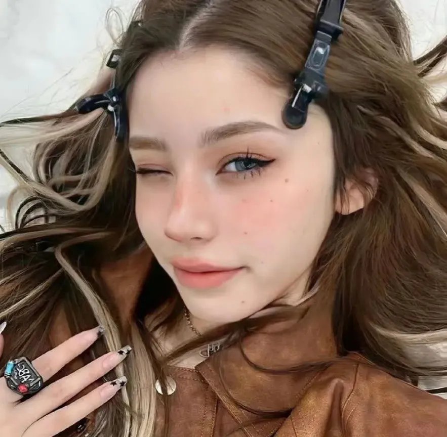 侧耳倾听 海报